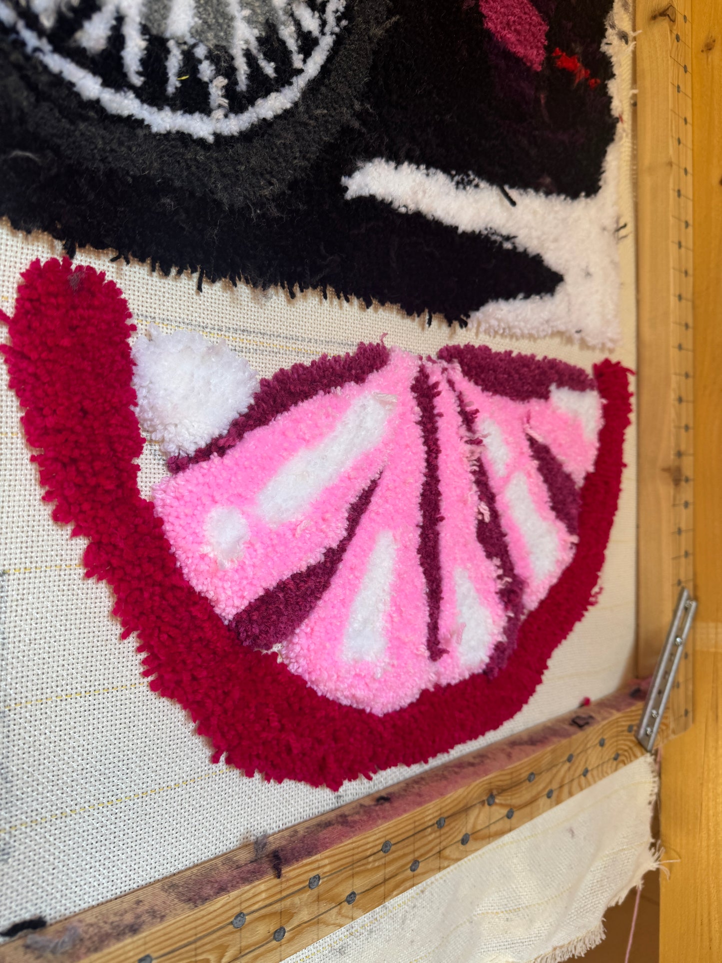 Tapis Aurea tufté à la main en forme de demi citron rose
