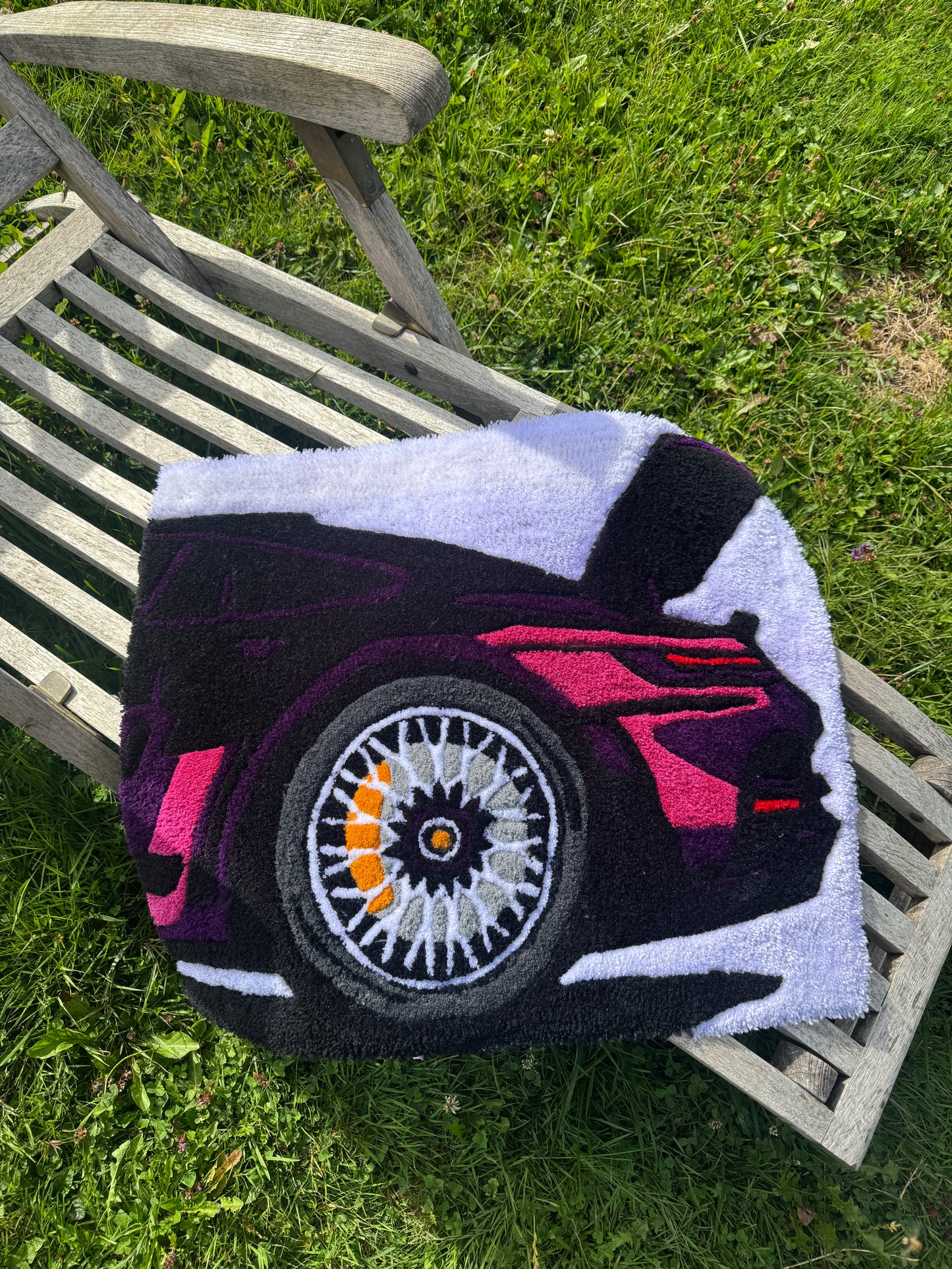Tapis Aurea tufté à la main représentant une Porsche en fuchsia et rose, pièce unique et colorée
