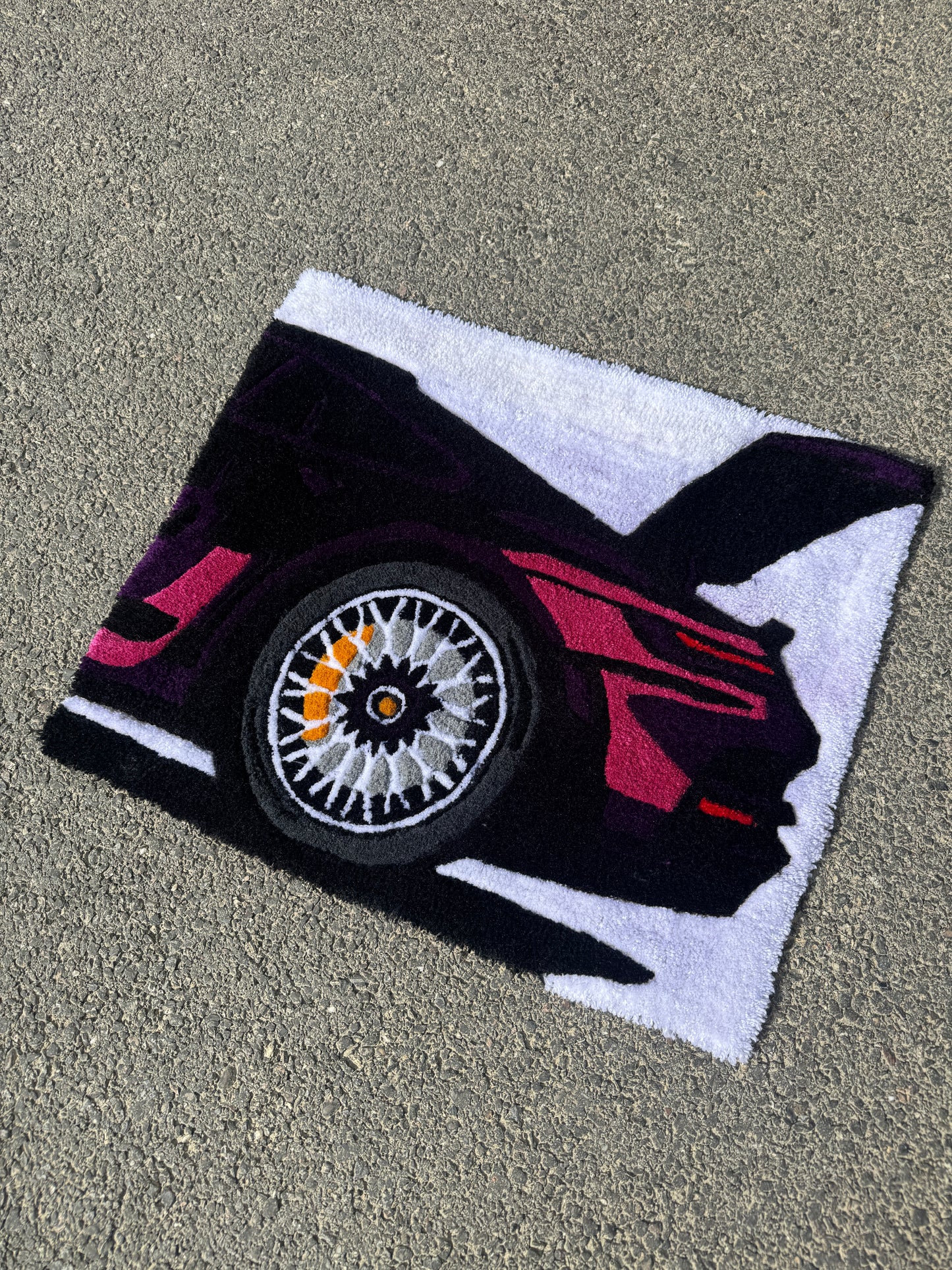 Tapis Aurea tufté à la main représentant une Porsche en fuchsia et rose, pièce unique et colorée