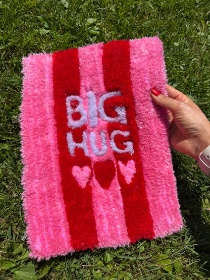 Tapis tufté à la main Aurea Big Hug, rectangulaire, avec larges rayures roses et rouges, texte Big Hug et trois cœurs, design simple et chaleureux pour intérieur