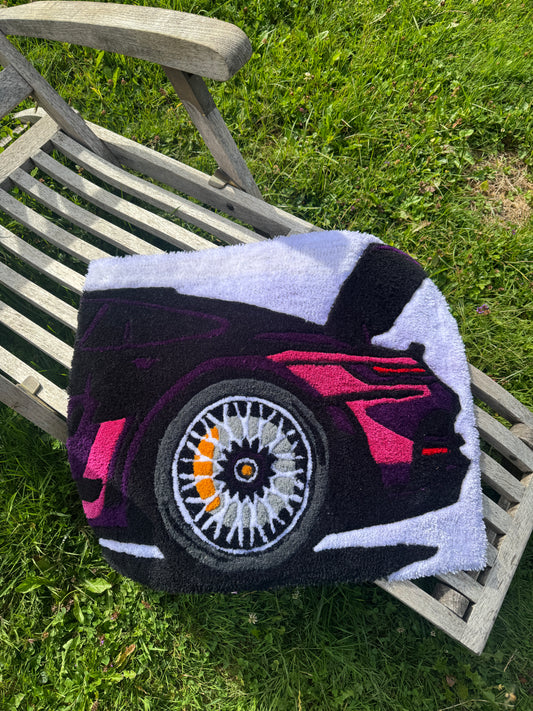 Tapis Aurea tufté à la main représentant une Porsche en fuchsia et rose, pièce unique et colorée