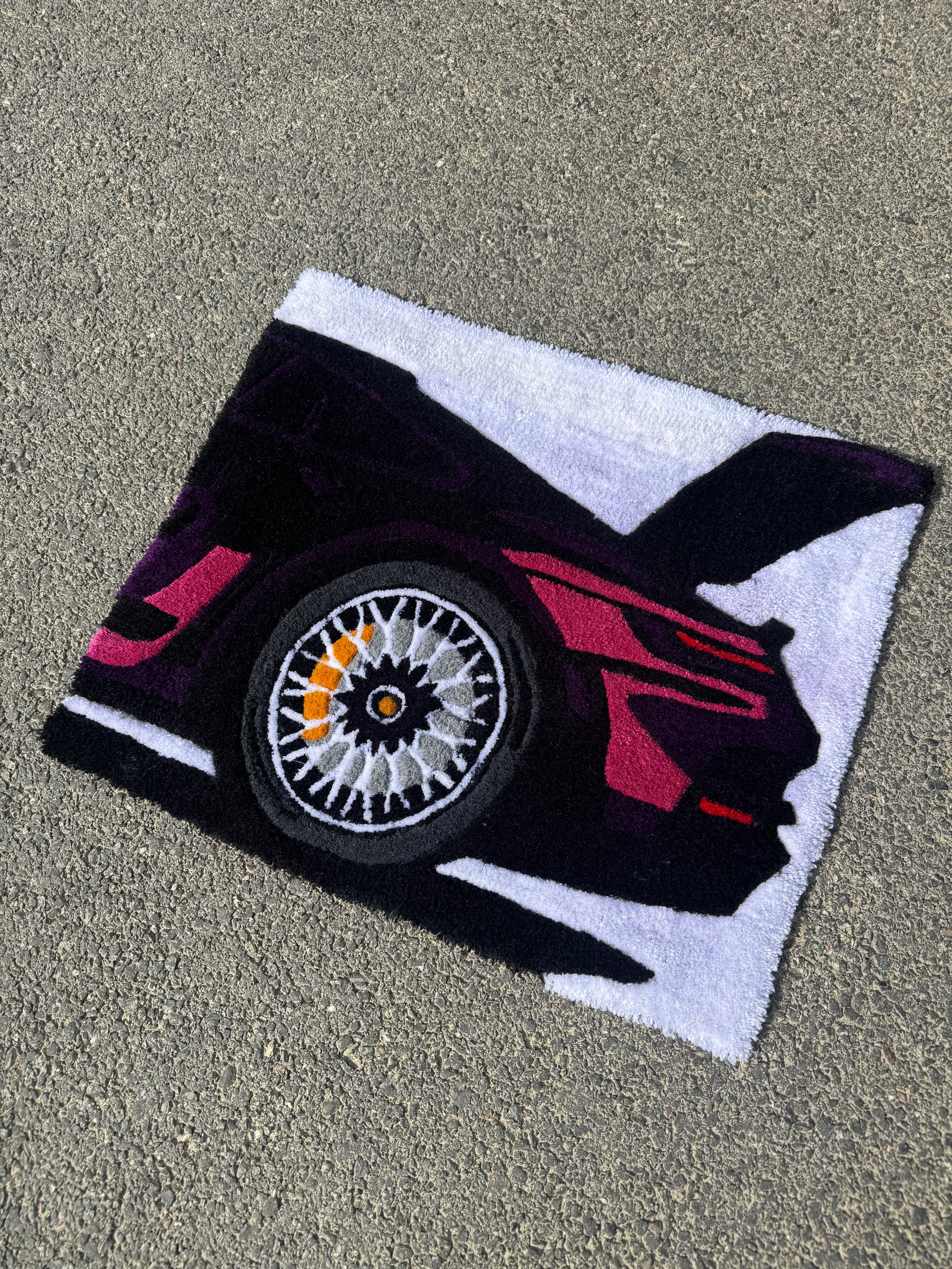 Tapis Aurea tufté à la main représentant une Porsche en fuchsia et rose, pièce unique et colorée